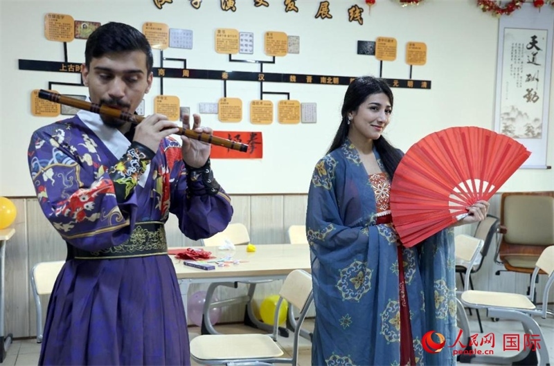 薩拉赫丁大學中文系學生們展示才藝。人民網(wǎng)伊納斯·易卜拉欣攝