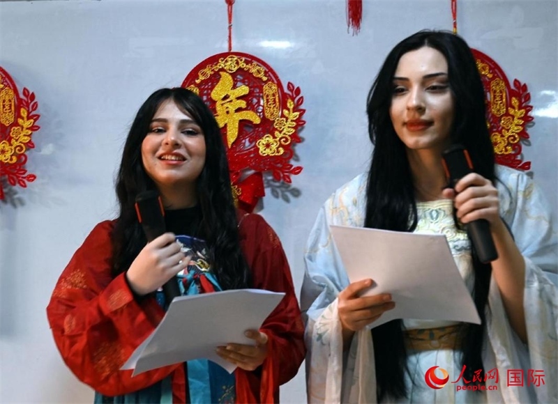 活動由中文系學生主持。人民網(wǎng)伊納斯·易卜拉欣攝