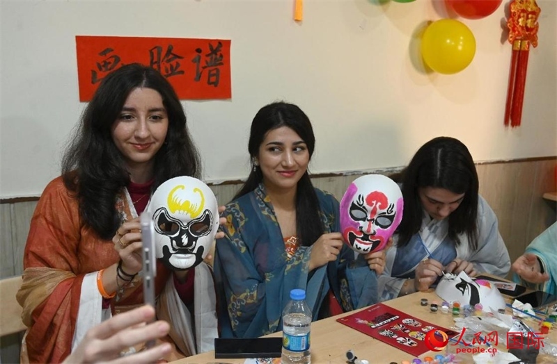 畫臉譜。人民網(wǎng)伊納斯·易卜拉欣攝