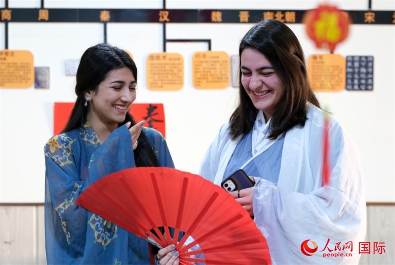 兩名參加活動的學生。人民網(wǎng)伊納斯·易卜拉欣攝