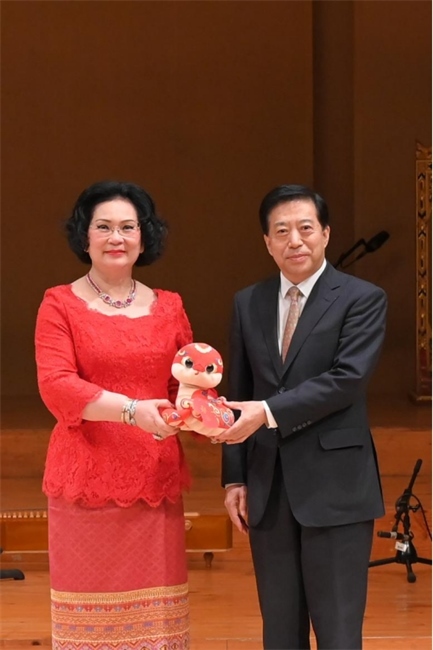中國(guó)駐泰國(guó)大使韓志強(qiáng)與國(guó)際奧委會(huì)委員、泰國(guó)愛(ài)樂(lè)樂(lè)團(tuán)董事會(huì)主席坤仁帕塔瑪共同出席音樂(lè)會(huì)。主辦方供圖