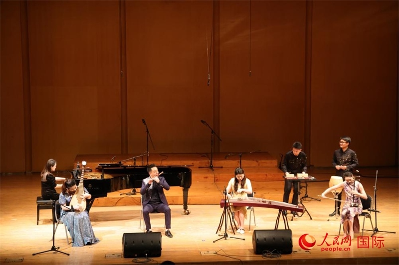 來(lái)自云南藝術(shù)學(xué)院的音樂(lè)家在演奏《金蛇狂舞》。人民網(wǎng)記者 楊一攝