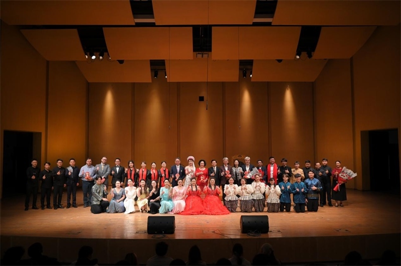 音樂(lè)會(huì)嘉賓與表演者集體合影?；顒?dòng)主辦方供圖