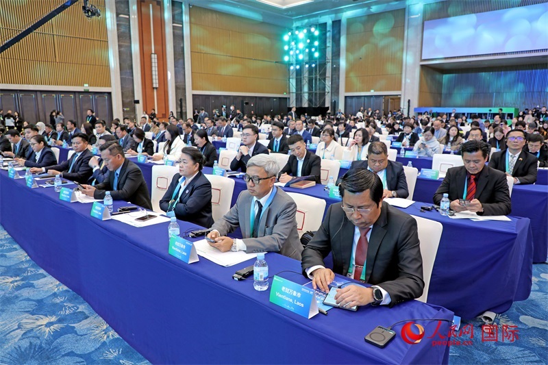 這是1月16日在南寧國際會(huì)展中心拍攝的“世界市長對(duì)話·南寧”活動(dòng)現(xiàn)場。人民網(wǎng)記者 趙益普攝