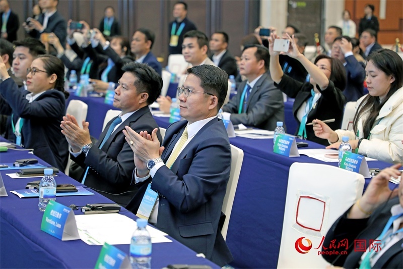 這是1月16日在南寧國際會(huì)展中心拍攝的“世界市長對(duì)話·南寧”活動(dòng)現(xiàn)場。人民網(wǎng)記者 趙益普攝