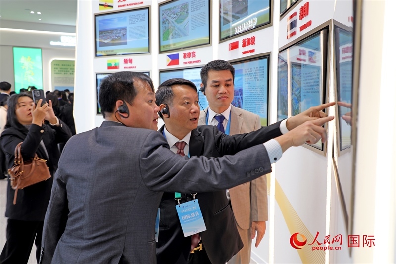 越南參會(huì)代表在南寧國際會(huì)展中心參觀。人民網(wǎng)記者 趙益普攝