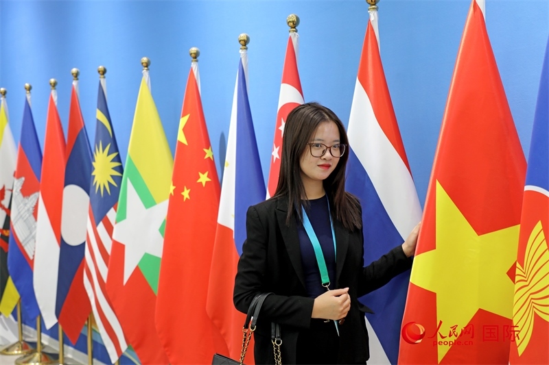 越南芒街市參會(huì)代表在南寧國際會(huì)展中心參觀。人民網(wǎng)記者 趙益普攝