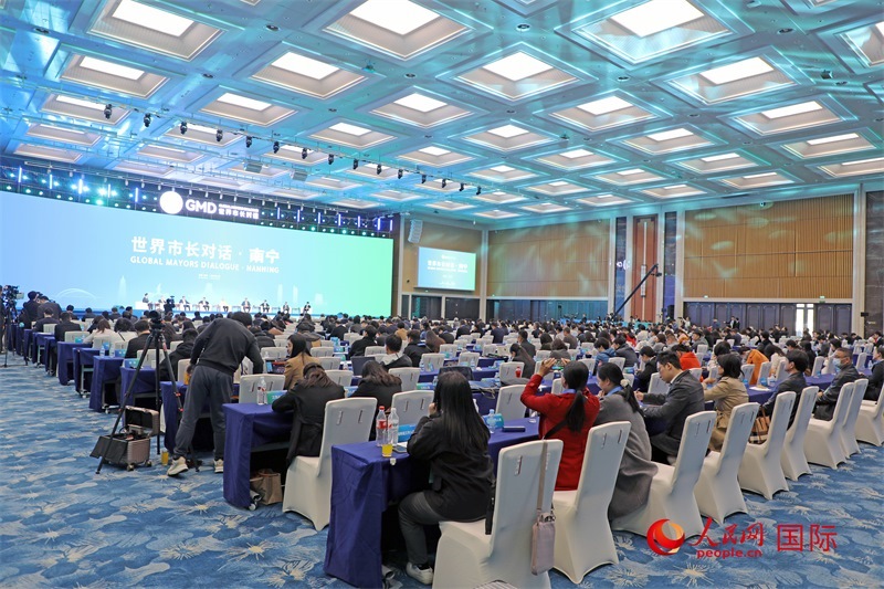 這是1月16日在南寧國際會(huì)展中心拍攝的“世界市長對(duì)話·南寧”活動(dòng)現(xiàn)場。人民網(wǎng)記者 趙益普攝