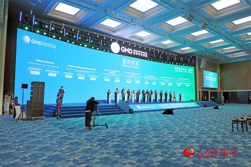 活動(dòng)現(xiàn)場舉行的中國同東盟國家交流合作項(xiàng)目簽約。人民網(wǎng)記者趙益普攝