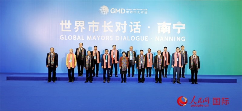 在南寧國際會(huì)展中心金桂花廳外，參加活動(dòng)的中國和東盟國家市長合影留念。人民網(wǎng)記者 趙益普攝