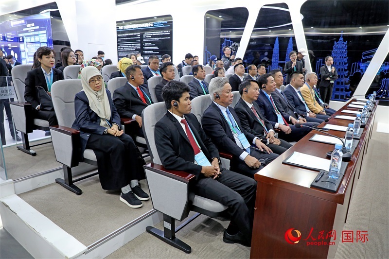 參加活動(dòng)的東盟國家市長在中國—東盟新型智慧城市協(xié)同創(chuàng)新中心參觀調(diào)研。人民網(wǎng)記者 趙益普攝