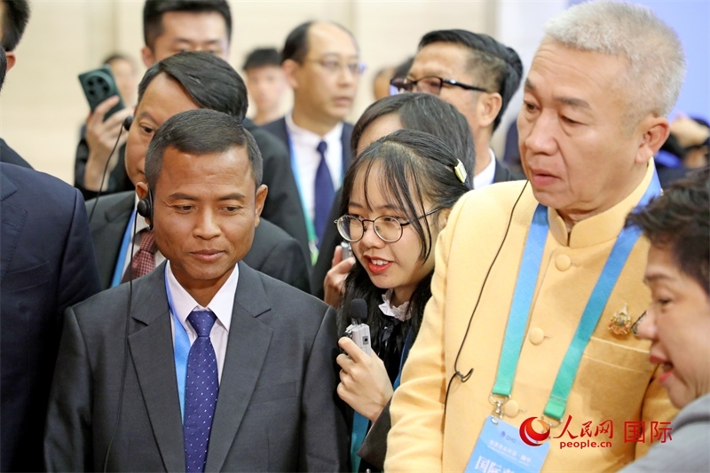 東盟國家市長在觀看、體驗(yàn)?zāi)蠈幏沁z展示。人民網(wǎng)記者 趙益普攝