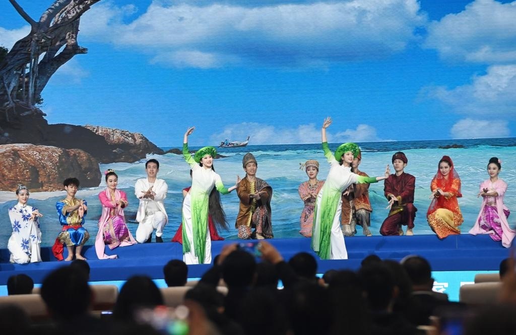 這是1月16日，在南寧國際會展中心，演員在“世界市長對話·南寧”活動間隙表演節(jié)目。新華社記者 陸波岸 攝