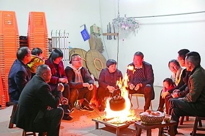 為討論蜜梨產(chǎn)業(yè)發(fā)展事宜，鸕鳥鎮(zhèn)開展“圍爐夜話”。資料圖片