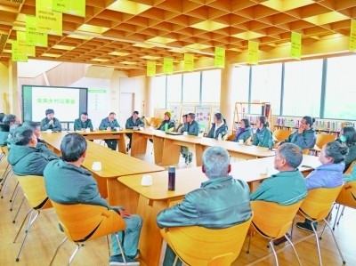 各種形式的民主協(xié)商議事會在余杭區(qū)落地生花。圖為黃湖鎮(zhèn)就共富工坊工作召開未來鄉(xiāng)村議事會。資料圖片