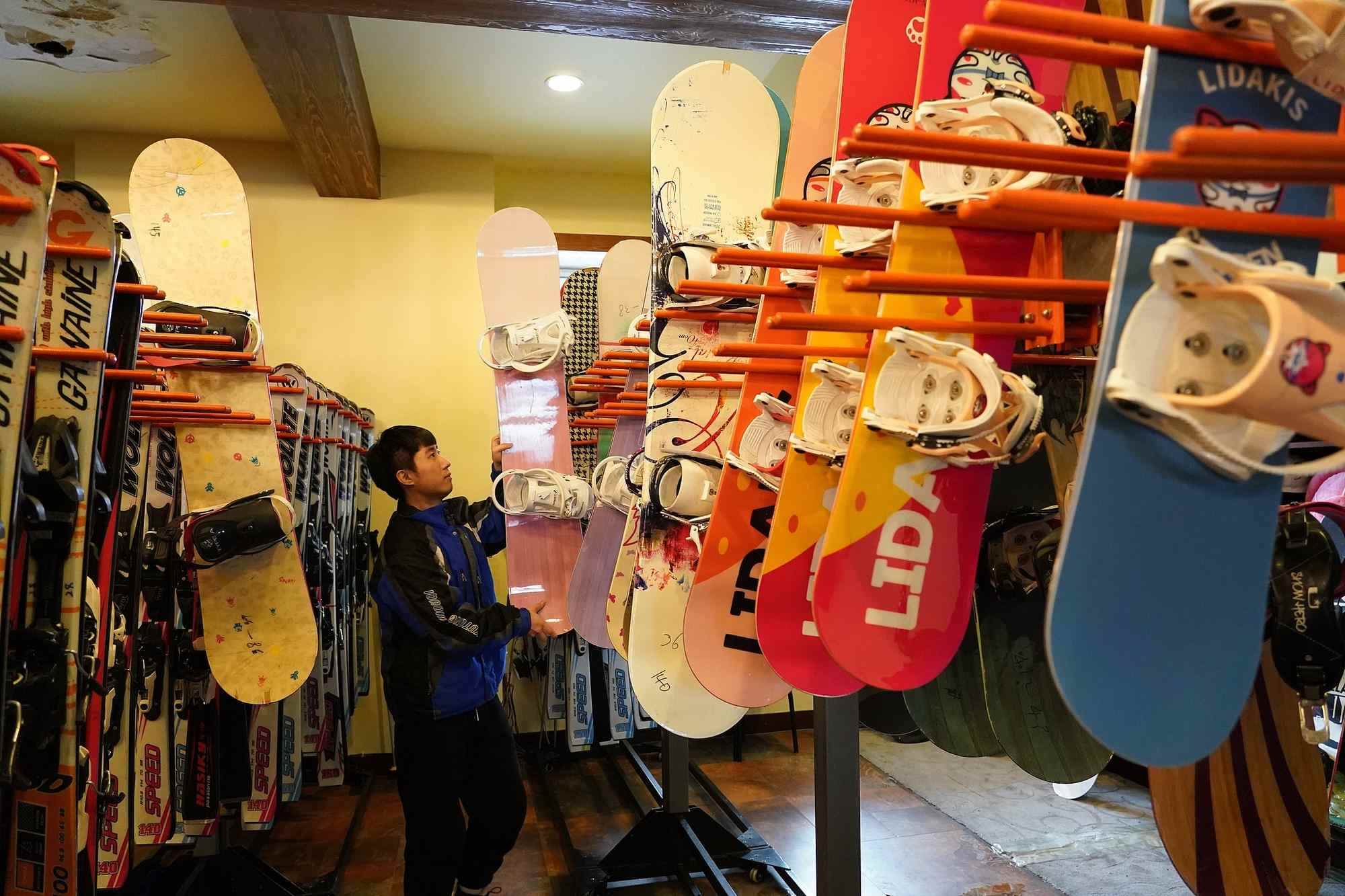 海拉爾滑雪場，工作人員在整理雪具