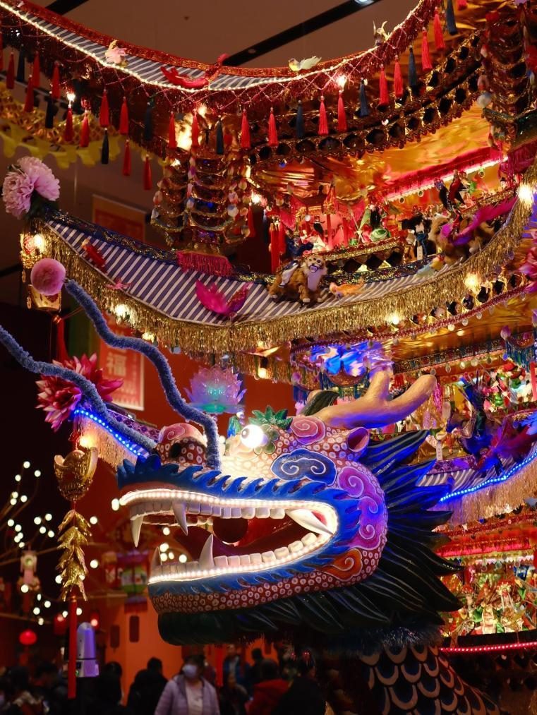 圖為“過(guò)年——春節(jié)主題展”中展出的浙江樂(lè)清首飾龍燈彩。