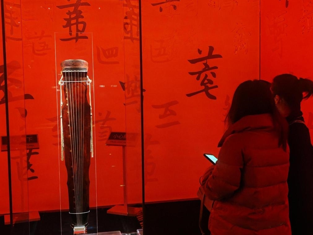 近日，在浙江省博物館之江館區(qū)，故宮博物館收藏的唐“大圣遺音”琴在“‘故宮·茶世界’觀茶——茶文化精品展”展出。新華社記者 馮源 攝