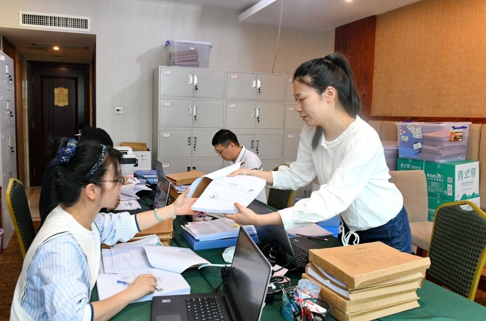福州市委巡察機(jī)構(gòu)對(duì)全市法院系統(tǒng)開(kāi)展提級(jí)聯(lián)動(dòng)交叉巡察。在永泰縣駐地，巡察組工作人員查看財(cái)務(wù)憑證（2024年5月21日攝）。新華社記者 林善傳 攝