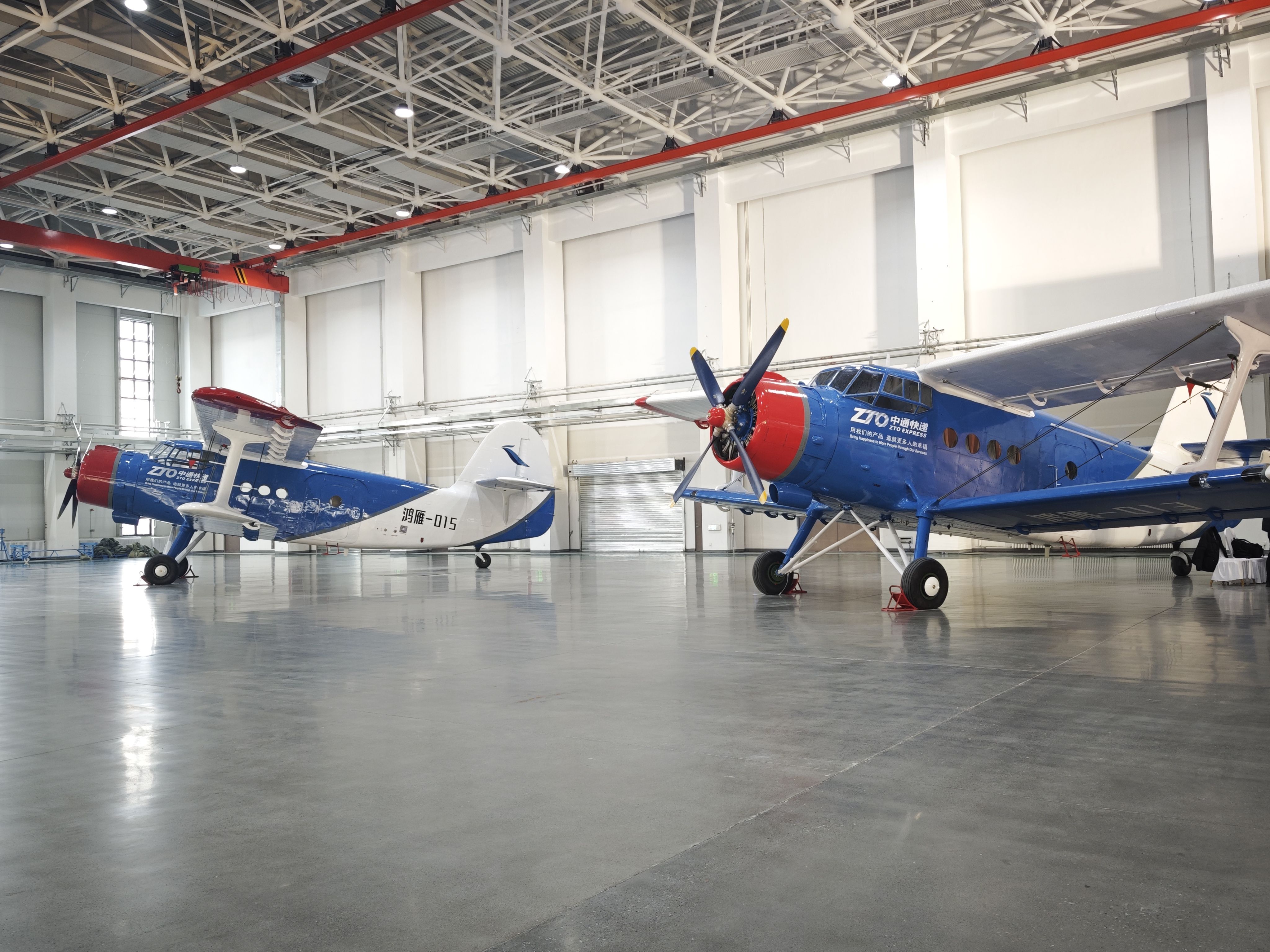 1月20日，停放在交付現(xiàn)場(chǎng)的大型無人機(jī)鴻雁（HY100）。新華社記者 茍立鋒 攝