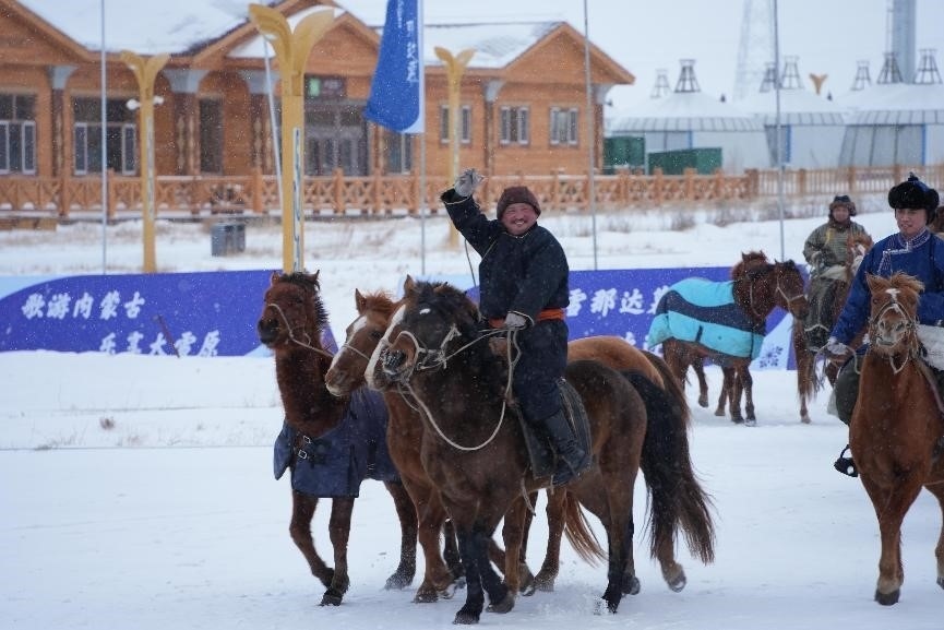 呼倫貝爾冰雪那達(dá)慕。人民網(wǎng)記者 趙夢(mèng)月攝