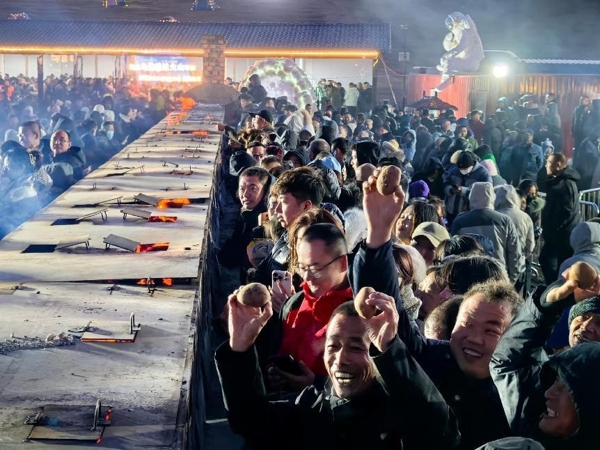 烏蘭哈達(dá)火山腳下“千人烤土豆”。人民網(wǎng)記者 苗陽(yáng)攝