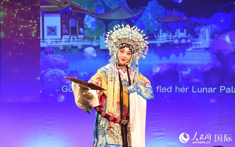 京劇經(jīng)典選段《貴妃醉酒》。人民網(wǎng)記者 殷淼攝