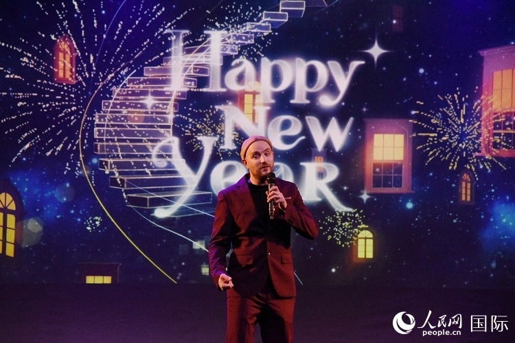 瑞典籍歌手天木演唱歌曲《Happy New Year》。人民網(wǎng)記者 殷淼攝