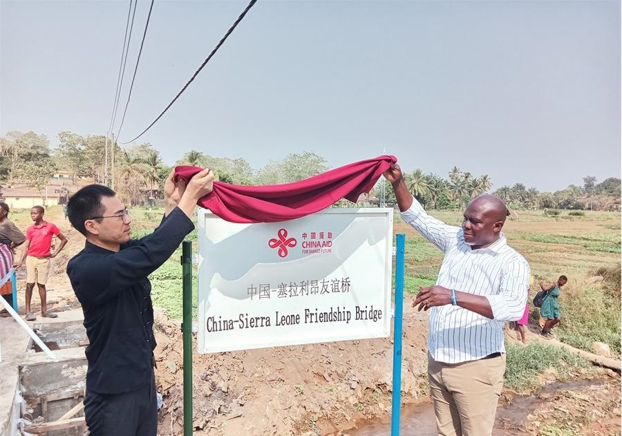 中國(guó)駐塞拉利昂大使王擎（左）和博城市市長(zhǎng)穆薩（右）為中國(guó)—塞拉利昂友誼橋揭牌。中國(guó)援塞農(nóng)業(yè)專家組供圖