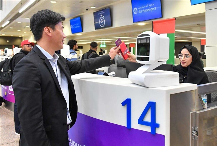 1月22日，迪拜免稅店聯(lián)合迪拜移民局向入境中國(guó)旅客贈(zèng)送新年賀禮。迪拜移民局供圖