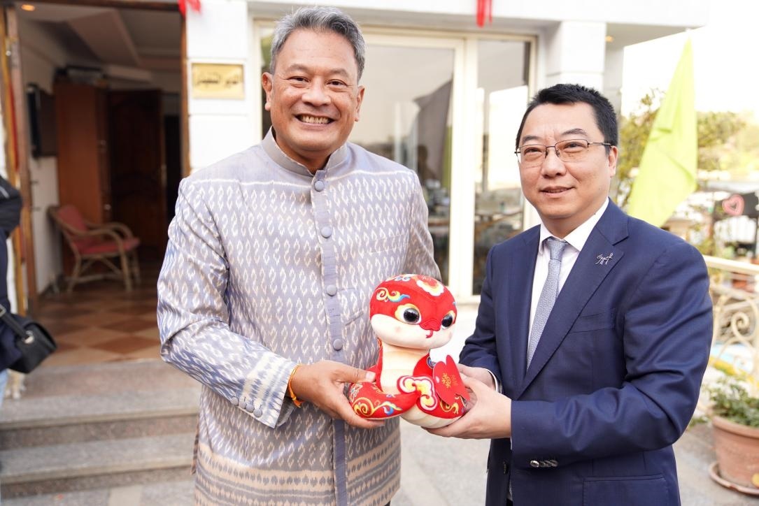 中國(guó)駐埃及使館參贊兼開羅中國(guó)文化中心主任張易向塔納瓦大使贈(zèng)送2025“歡樂春節(jié)”吉祥蛇。開羅中國(guó)文化中心供圖