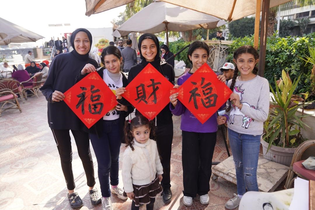 埃及民眾參與中國(guó)文化體驗(yàn)活動(dòng)。開羅中國(guó)文化中心供圖