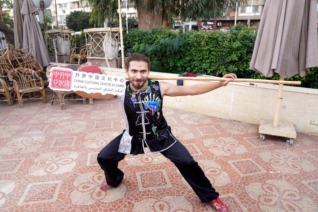 埃及民眾參與中國(guó)文化體驗(yàn)活動(dòng)。開羅中國(guó)文化中心供圖