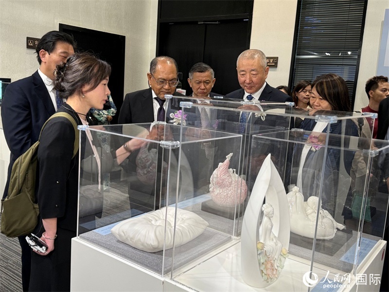 嘉賓在參觀展覽。 人民網(wǎng)記者 章念生攝