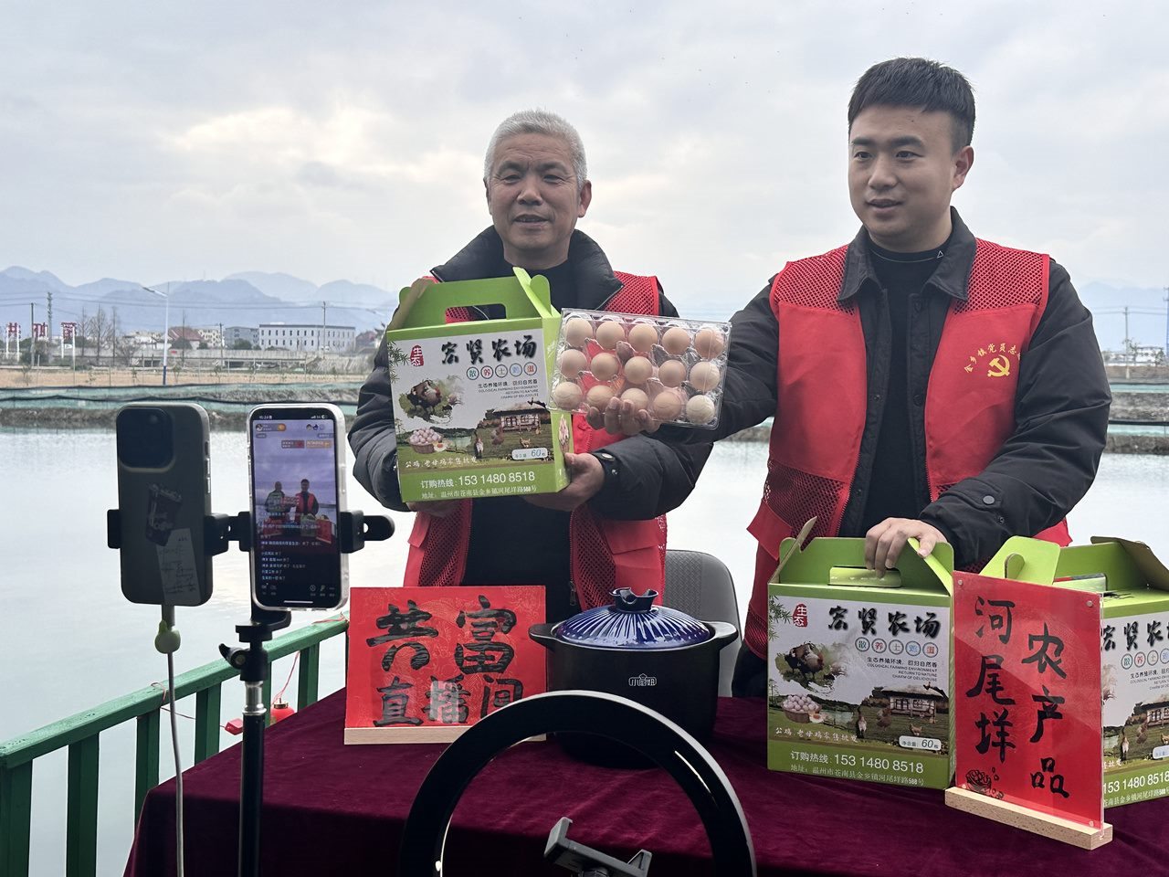 在蒼南金鄉(xiāng)鎮(zhèn)，永興、半浹連、河尾垟?shù)犬?dāng)年受災(zāi)的臨近村落，正連片建設(shè)美麗江南水鄉(xiāng)新景。圖為河尾垟村設(shè)在河邊的“共富直播間”。金鄉(xiāng)鎮(zhèn) 供圖