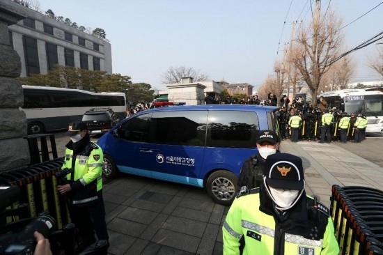  1月21日，尹錫悅乘坐的車輛進(jìn)入韓國(guó)首爾的憲法法院。新華社記者姚琪琳攝