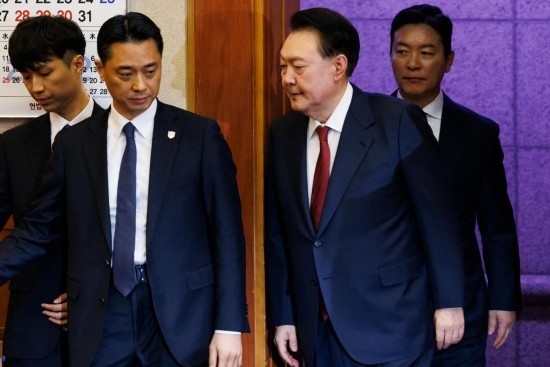  1月23日，尹錫悅（右二）在韓國(guó)首爾憲法法院出席總統(tǒng)彈劾案庭審。新華社發(fā)（Pool圖片，曹城凖攝）