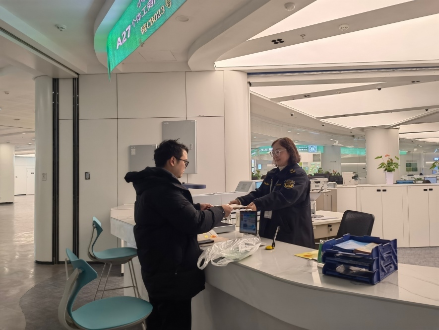 企業(yè)在出證窗口“一站式”領(lǐng)取變更后的營業(yè)執(zhí)照。圖片來源：浙江衢州市市場監(jiān)督管理局