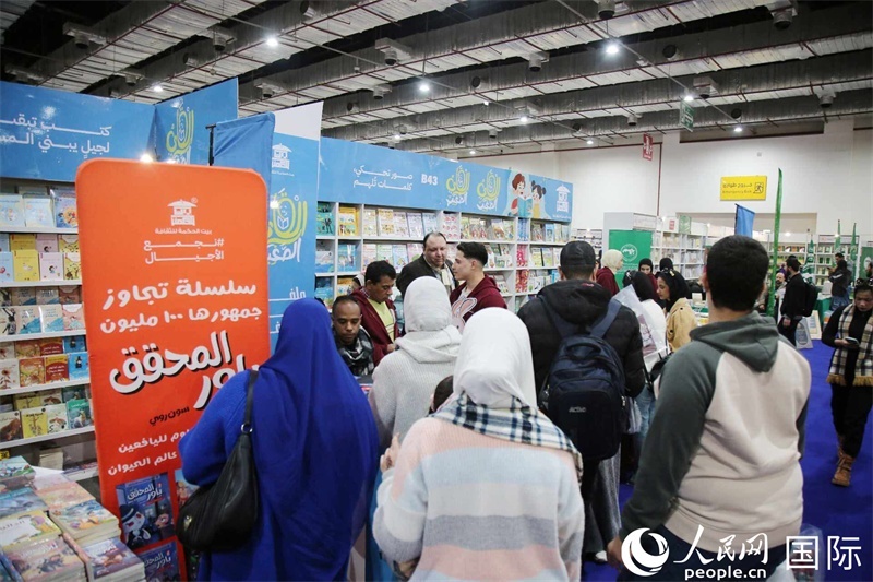 觀眾參觀書展展臺。人民網(wǎng)記者 黃培昭攝