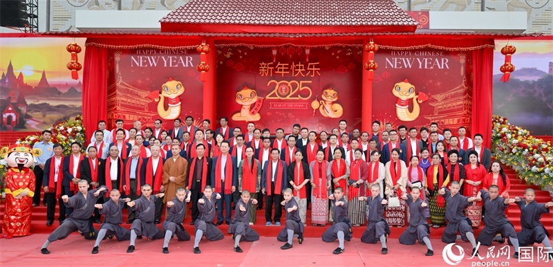 緬甸領導人敏昂萊及馬珈大使與出席活動的嘉賓合影-人民網(wǎng)記者謝佳君攝