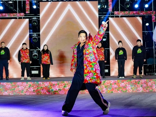 健身教練劉畊宏耐心帶領現(xiàn)場以及線上的朋友們進行熱身。人民網(wǎng)記者 許維娜攝