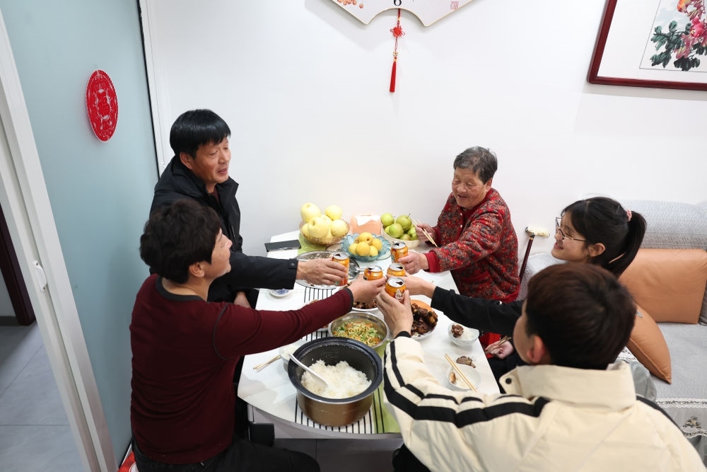 2025年1月22日，遼寧省葫蘆島市綏中縣祝家溝村村民朱西存一家在新房里。新華社記者姚劍鋒 攝