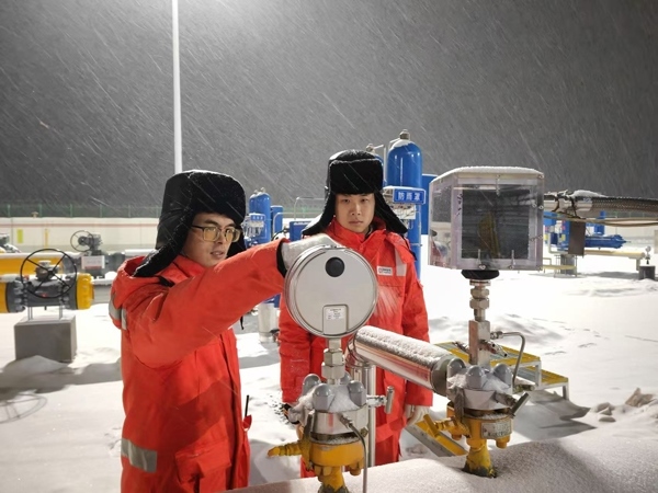 黑河作業(yè)區(qū)員工夜間對天然氣管道進(jìn)行巡檢。受訪者供圖