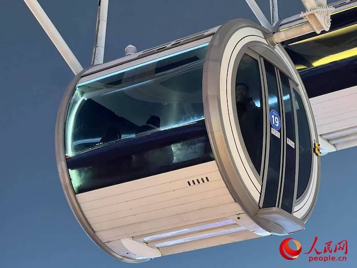 安裝了四要素微型氣象站的摩天輪轎廂。人民網(wǎng) 高清揚攝