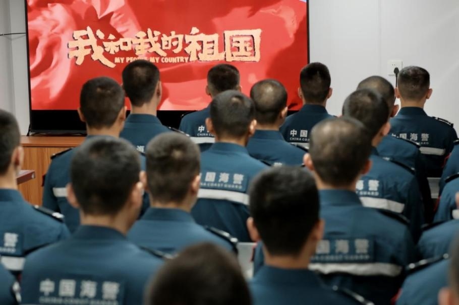 1月25日，中國海警海鷗艦組織艦上執(zhí)法員觀看紅色電影。