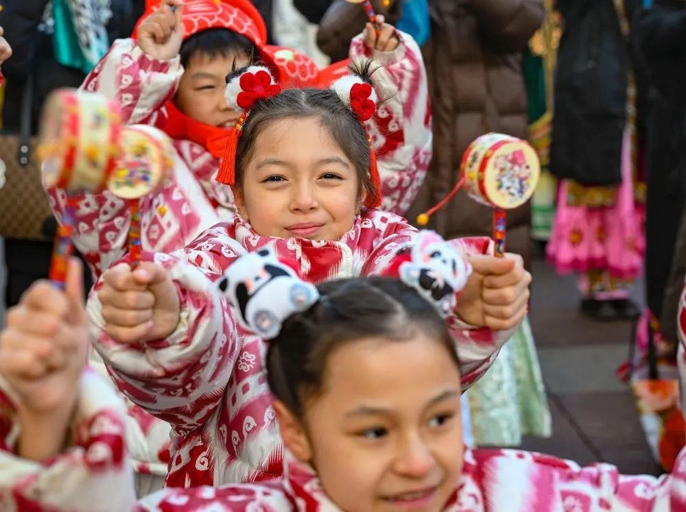△新疆大巴扎社火迎新春，孩子們在現(xiàn)場表演。