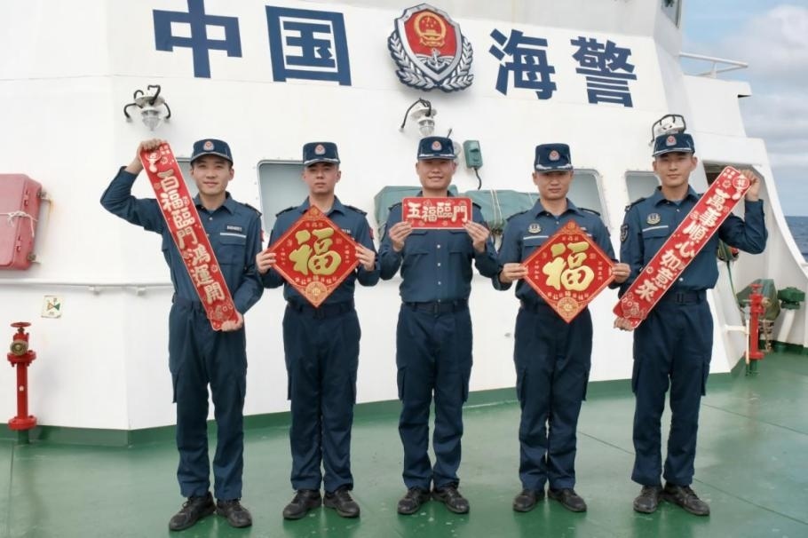 1月27日，中國海警海鷗艦執(zhí)法員們展示春聯(lián)福字，慶祝農(nóng)歷春節(jié)。