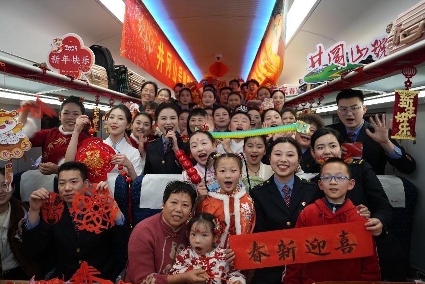 全體演職人員與旅客大合影。人民網(wǎng) 歐陽易佳攝