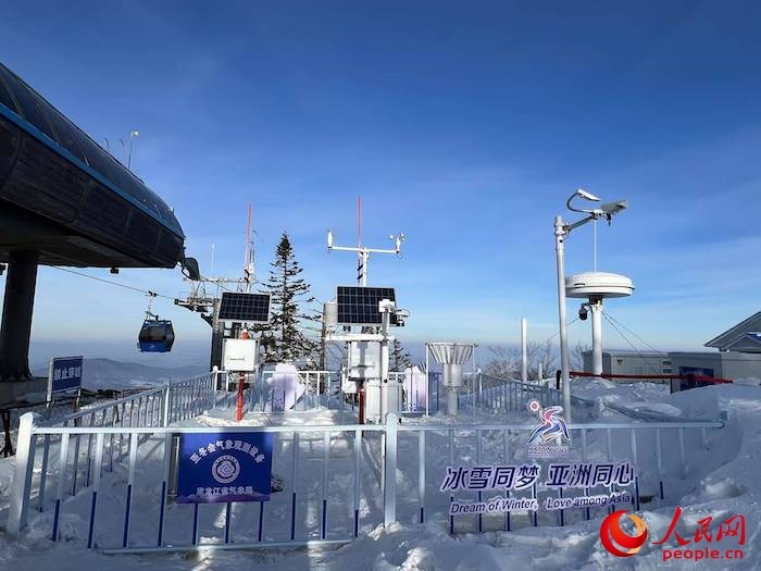 亞布力大鍋盔山頂?shù)墓潭庀蟊O(jiān)測(cè)站。人民網(wǎng) 高清揚(yáng)攝