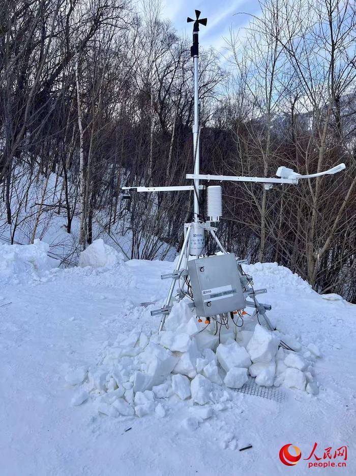 設(shè)置在賽道附近的便攜式自動(dòng)氣象站。人民網(wǎng) 高清揚(yáng)攝